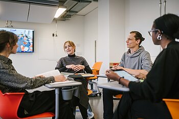 Gruppe beim Diskutieren © HTW Berlin/Alexander Rentsch Gruppe beim Diskutieren