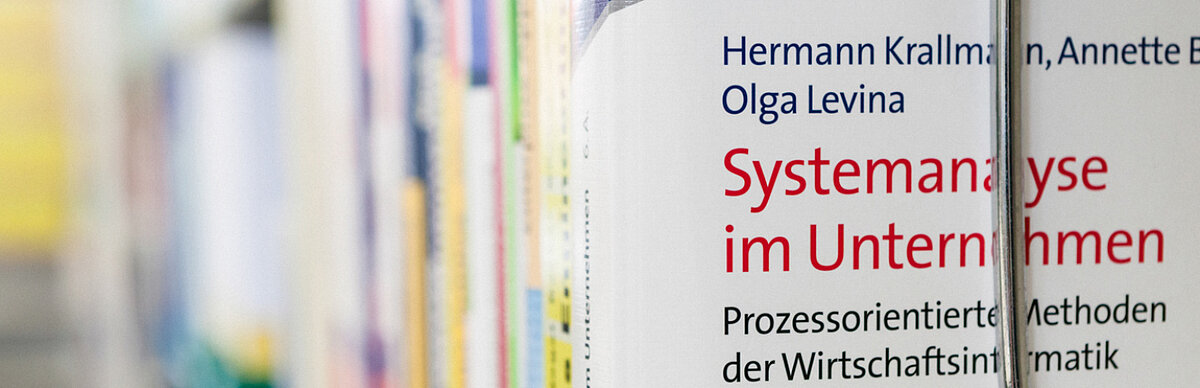 Bücherregal in der Hochschulbibliothek