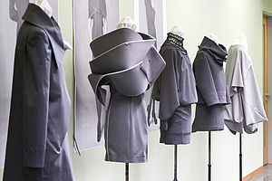 Ausgestellte Kleider auf der Werkschau 2012
