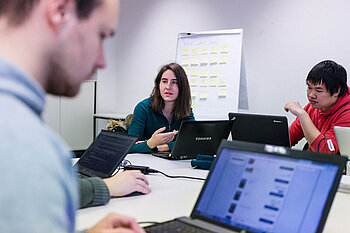 Studierende mit Laptops bei der Gruppenarbeit