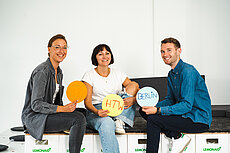 Drei Studierende halten drei Sprechblasen mit der Aufschrift "# HTW Berlin" in den Händen