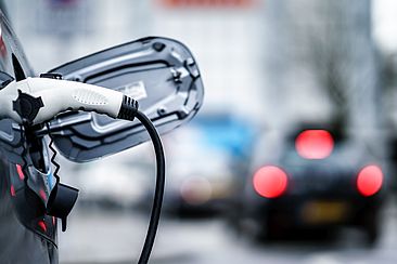 Elektroauto beim Aufladen © nrqemi - iStock Elektroauto beim Aufladen
