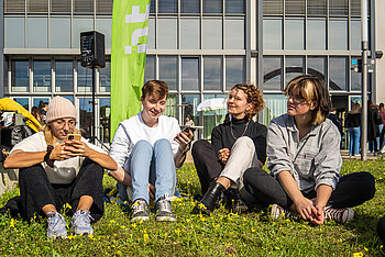 Four young people on a meadow on the Wilhelminenhof campus © HTW Berlin/Jan-Christoph Hartung Four young people on a meadow on the Wilhelminenhof campus