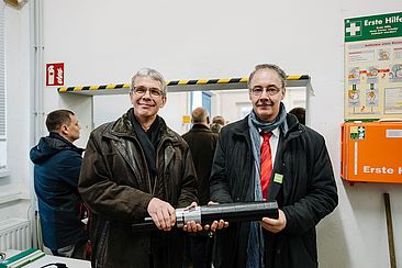 Prof. Dr. Matthias Menge (links) und Prof. Dr. Thomas Gräf mit dem Prototyp eines Kabels © HTW Berlin/Alexander Rentsch Prof. Dr. Matthias Menge (links) und Prof. Dr. Thomas Gräf mit dem Prototyp eines Kabels