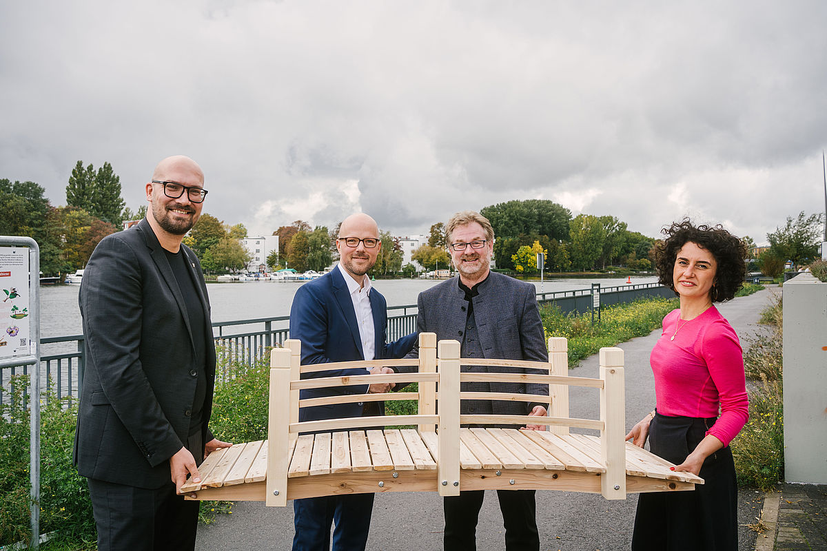 Bauen gemeinsam an der Brücke Wirtschaft-Wissenschaft: Staatssekretär Michael Biel, IHK-Präsident Sebastian Stietzel, HTW-Präsident Carsten Busch und Staatssekretärin Armaghan Naghipour © HTW Berlin/Alexander Rentsch