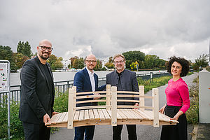 Bauen gemeinsam an der Brücke Wirtschaft-Wissenschaft: Staatssekretär Michael Biel, IHK-Präsident Sebastian Stietzel, HTW-Präsident Carsten Busch und Staatssekretärin Armaghan Naghipour © HTW Berlin/Alexander Rentsch