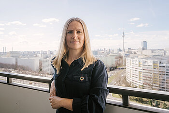 Maria Blume vor der Berliner Stadtsilhouette