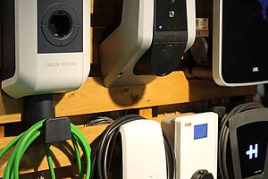 Wallboxen an einer Wand © HTW Berlin/Johannes Weniger Verschiedene Stecker und Ladekabel an einer Wand