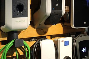 Verschiedene Stecker und Ladekabel an einer Wand