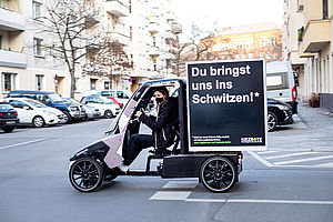 Der Kiezbote fährt umweltfreundlich mit dem Lastenfahrrad