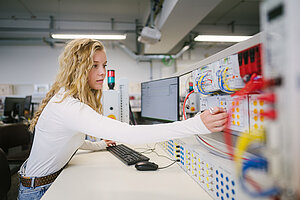 Studentin im E-Technik Labor 