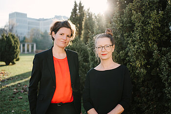 Regina Zeitner und Marion Peyinghaus auf dem Campus
