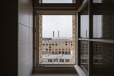 Offenes Fenster mit Blick auf den Campus Wilhelminenhof © HTW Berlin/Alexander Rentsch Offenes Fenster mit Blick auf den Campus Wilhelminenhof