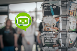 Collage: Informaterialien zum Studium und das Maskottchen des Chatbots © HTW Berlin