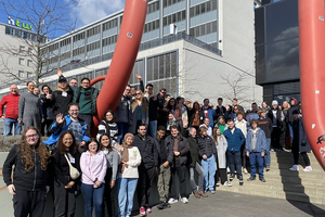 Gruppenfoto der internationalen Teams des Projekts Start IT am Campus Wilhelminenhof © HTW Berlin/Anja Schuster