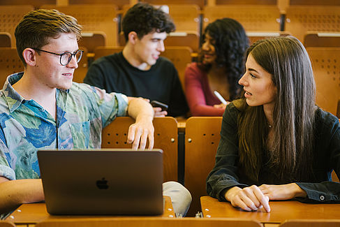 Studierende in de Aula auf dem Campus Treskowallee