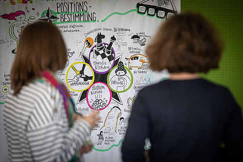 2 Teilnehmerinnen diskutieren vor einer Pinnwand © HTW Berlin/Tobias Golla