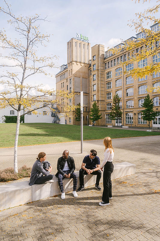 Gruppe von Studierenden auf dem Campus Wilhelminenhof