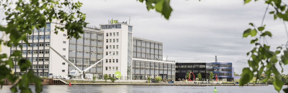 Gebäude G auf dem Campus Wilhelminenhof von der anderen Spreeseite aus © HTW Berlin/Nikolas Fahlbusch