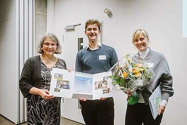 Die Präsidentin mit einem Stipendiaten und Michaela Görzig von der BSH Hausgeräte GmbH © HTW Berlin/Alexander Rentsch