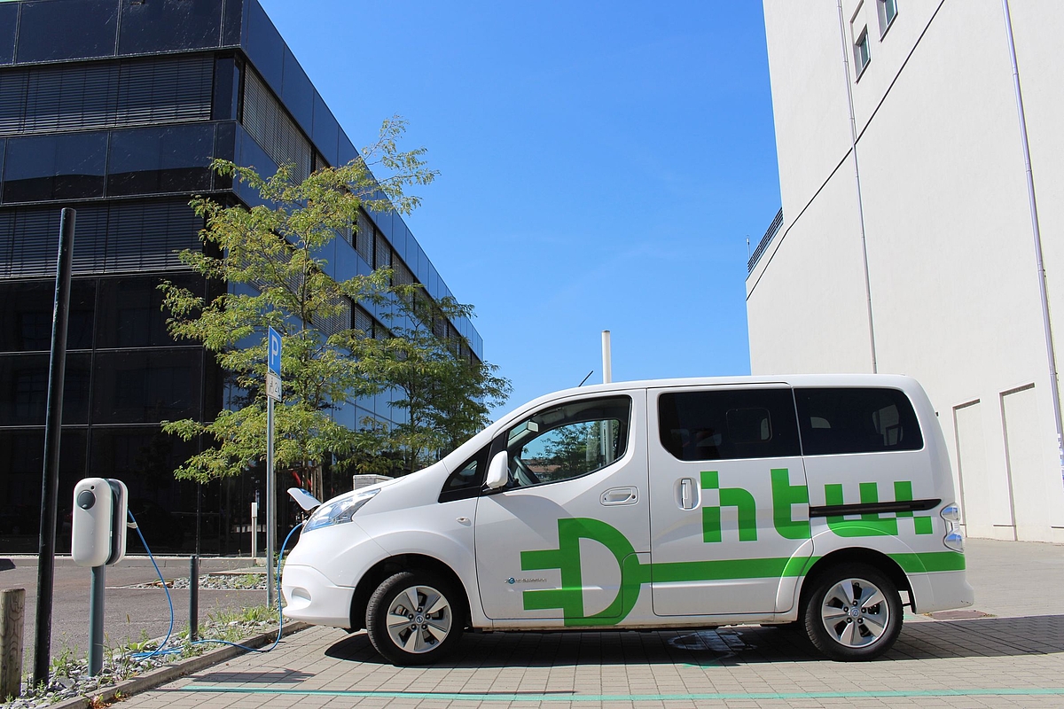E-Fahrzeug beim Ladevorgang © HTW Berlin/Forschungsgruppe Solar E-Fahrzeug beim Ladevorgang © HTW Berlin/Forschungsgruppe Solar