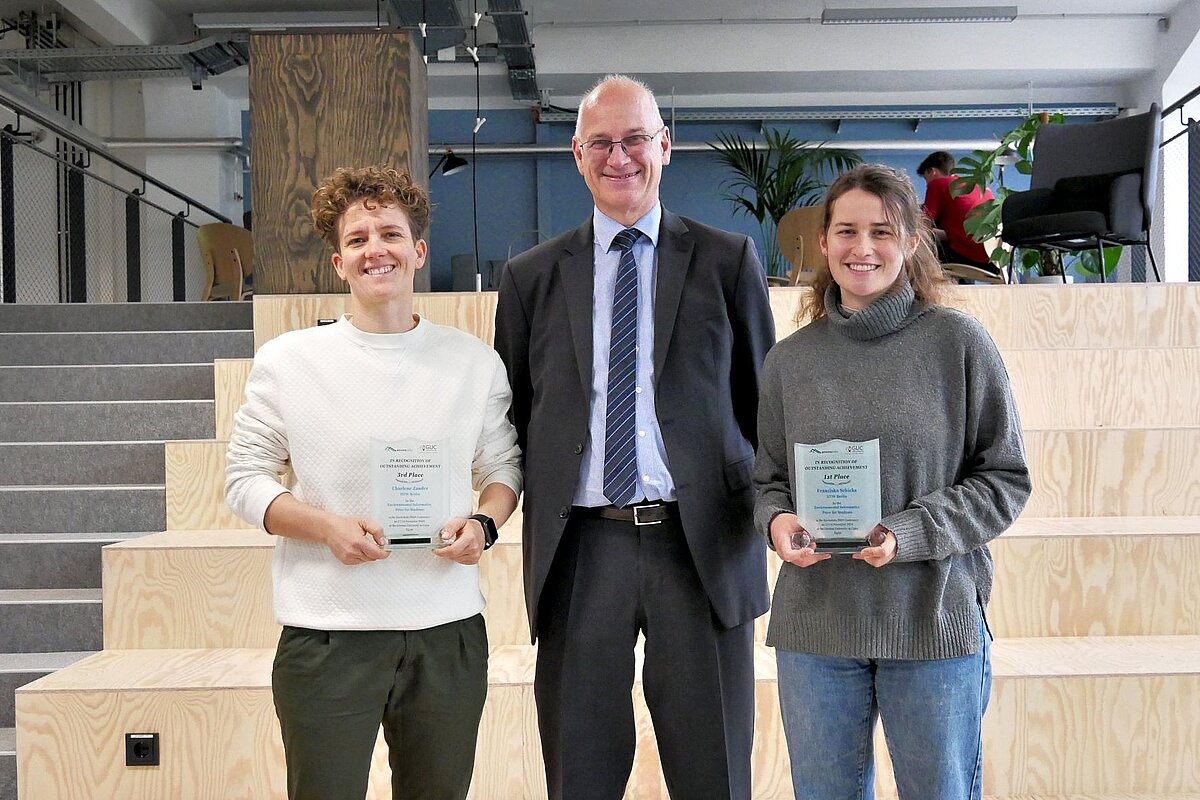 Charlene Zander, Prof. Dr. Volker Wohlgemuth und Franziska Schicks (von links nach rechts) mit den Urkunden © HTW Berlin/Maciej Klimkiewicz