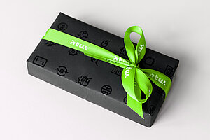 Geschenkkarton mit Schleife im HTW-Design@HTW Berlin Geschenkkarton mit Schleife im HTW-Design