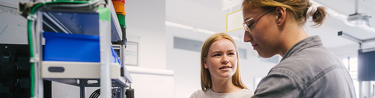 Zwei Studentinnen in einem Labor