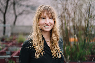 Johanna Kuhlee vor der Oberbaumbrücke © HTW Berlin/Alexander Rentsch Johanna Kuhlee vor der Oberbaumbrücke