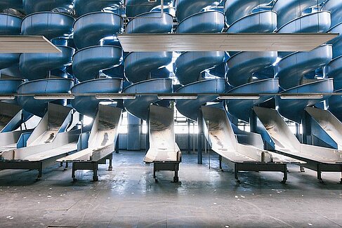 Wendelrutschen im Brief- und Paketverteilzentrum der ehemaligen Post in Linz