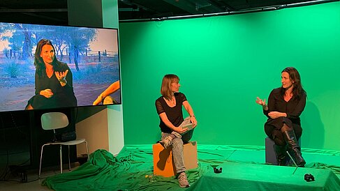 Zwei Projektteilnehmerinnen vor dem Green Screen© HTW Berlin/Thomas Bremer 