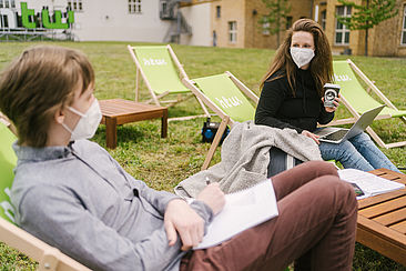 Zwei Studierende mit Masken auf dem Campus Wilhelminenhof