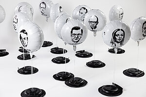 Heliumballons mit Porträts von Regierungschefs und -Chefinnen © Rosi Pernthaller