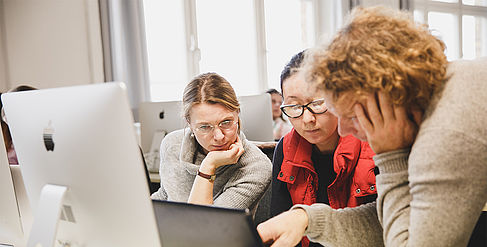 Professor und zwei Studentinnen am Computer