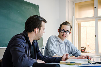 Zwei Männer, davon einer mit Lernbehinderung, im Gespräch © Andi Weiland | Gesellschaftsbilder.de Zwei Männer, davon einer mit Lernbehinderung, im Gespräch