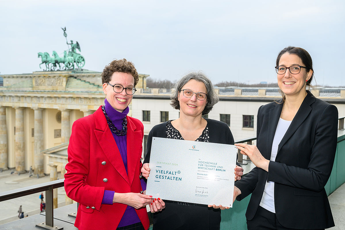 Prof. Dr. Stefanie Molthagen-Schnöring, Prof. Dr. Annabella Rauscher-Scheibe und Anja Schuster mit dem Zertifikat vor dem Brandenburger Tor