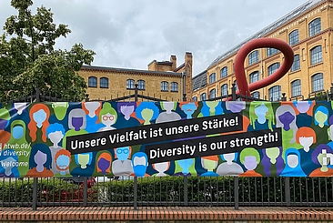 Banner "Vielfalt ist unsere Stärke" am Zaun des Campus Wilhelminenhof © HTW Berlin/Anja Schuster Banner "Vielfalt ist unsere Stärke" am Zaun des Campus Wilhelminenhof © HTW Berlin/Anja Schuster