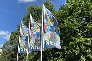 Bunte Fahnen am Campus Treskowallee © HTW Berlin/Anja Schuster