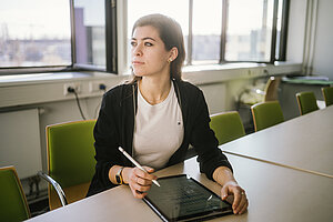 Studentin mit Tablet © HTW Berlin/Alexander Rentsch