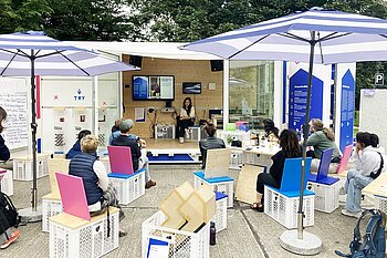 Menschen vor Container