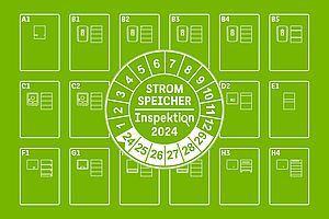 Cover der Stromspeicher-Inspektion 2024: Ein weißes Prüfzeichen ähnlich dem TÜV-Symbol auf grünem Grund.