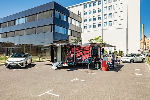 Infostand am Tiny House und Solarmobil am Campus Wilhelminenhof © SolarButterfly/Markus Heimbach