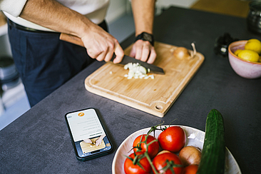 Hände schneiden Zwiebeln