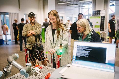 Eine Besucherin übt sich im Spiel 'heißer Draht'