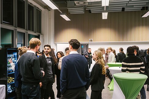 Studierende und Fördernde im Gespräch © HTW Berlin/Alexander Rentsch