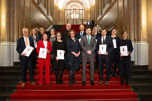 Gruppenbild der Senatorin, des Staatssekretärs und der Rektor*innen und Präsident*innen der Berliner Hochschulen im Roten Rathaus
