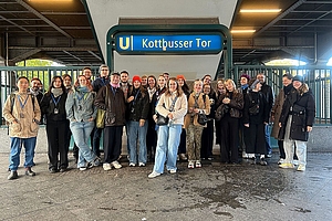 Gruppenfot der HTW-Studierenden vor dem U-Bahn-Schild "Kotbusser Tor"