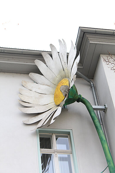 Riesenblume, Ärztehaus Elsenstraße 1, Künstler: Sergej Alexander Dott, Foto: Susanne Kähler