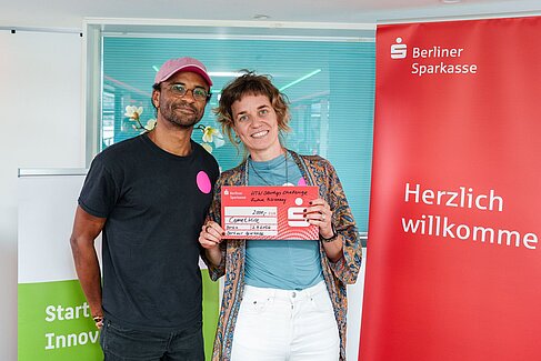 Das Team von Comet Hire hält einen Scheck für den Future Visionary Award in der Hand © HTW Berlin/Miguel Hahn