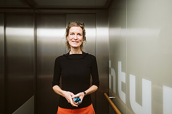 Christina Carlsen im Fahrstuhl